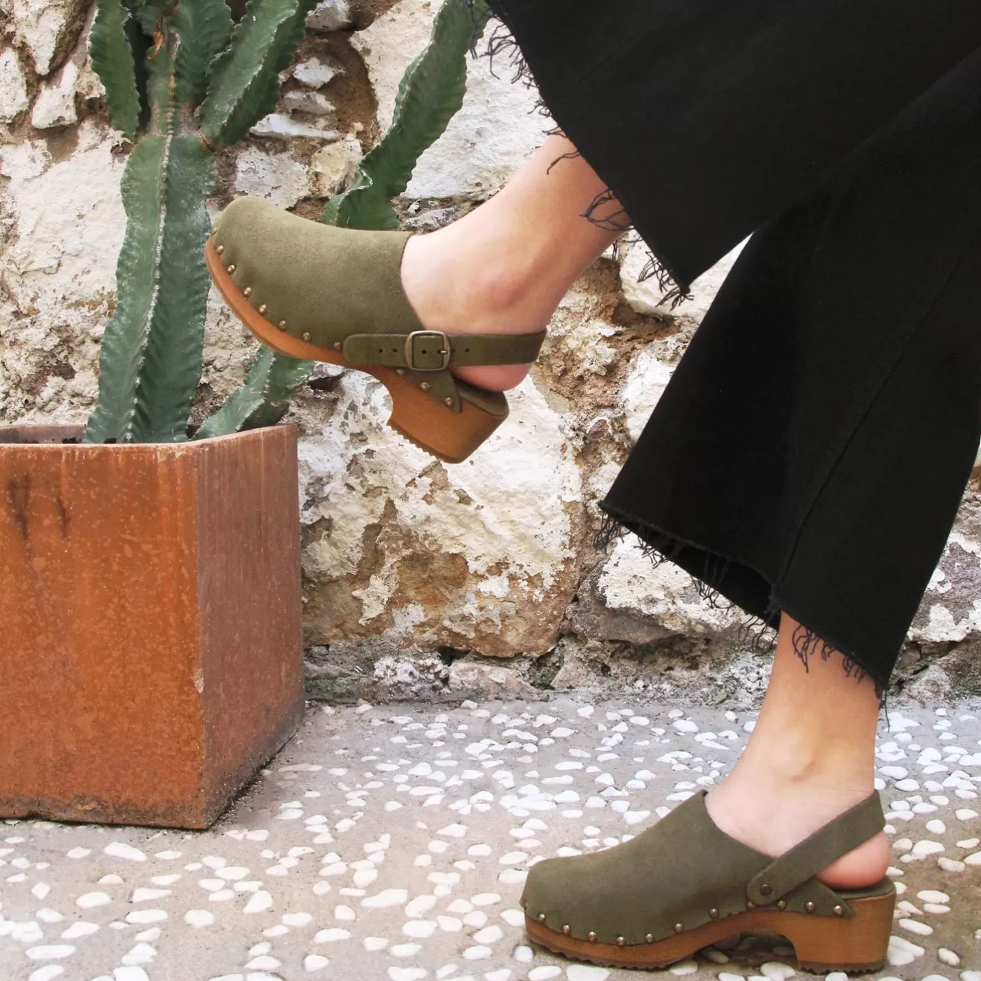 Sandales-JULES & JENN Sabots Bois Brides Cuir Daim Kaki